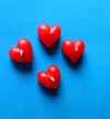 4 stk røde mini hjerte stearinlys. Brændetid ca. 30 min..Ca 3 x 3 cm.